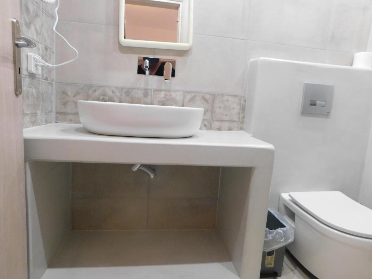 Fira Memorable Hotel Екстериор снимка